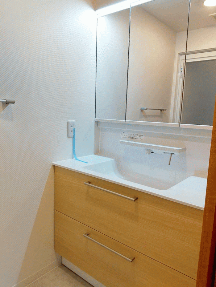 便利な両開きの鏡扉のTOTOオクターブにお取替え 目黒区F様邸 便利な両開きの鏡扉のTOTOオクターブにお取替え 目黒区F様邸